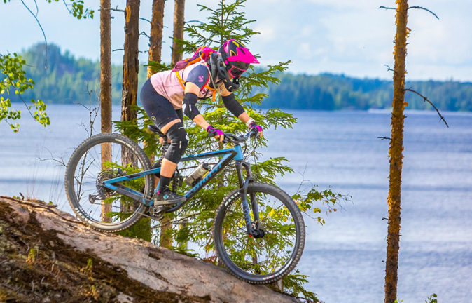 Enduro-pyörä on hyvä valinta bike park -reittien lisäksi myös maastopoluille.