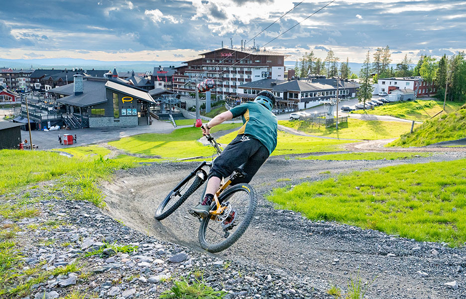 Pohjois-Suomessa on panostettu isosti pyöräilytarjontaan ja ero muutaman vuoden takaiseen on huomattava. Hiihtokeskukset ovatkin nykyään monipuolisia pyöräilykeskuksia.