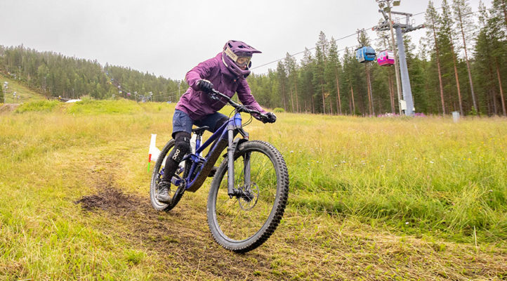 Tanja Poutiainen-Rinne kiipesi ensimmäistä kertaa maailmancup-osakilpailun korkeimmalle palkintopallille Levillä 2004. Kesällä 2023 hän laski samaan mäkeen rakennettua slalom-rataa pyörällä.