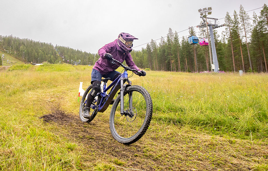 Tanja Poutiainen-Rinne kiipesi ensimmäistä kertaa maailmancup-osakilpailun korkeimmalle palkintopallille Levillä 2004. Kesällä 2023 hän laski samaan mäkeen rakennettua slalom-rataa pyörällä.