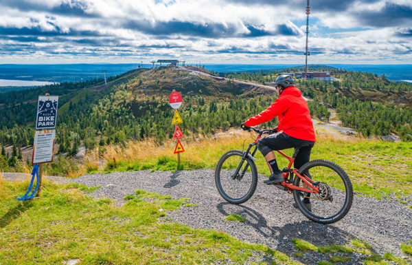 Vuoden Bike Park 2023 on Ruka. Keskuksen vahva ja kokonaisvaltainen panostus bike parkiin näkyy. Rukalla niin aloittelijat kuin konkarit löytävät mielenkiintoista ajettavaa.