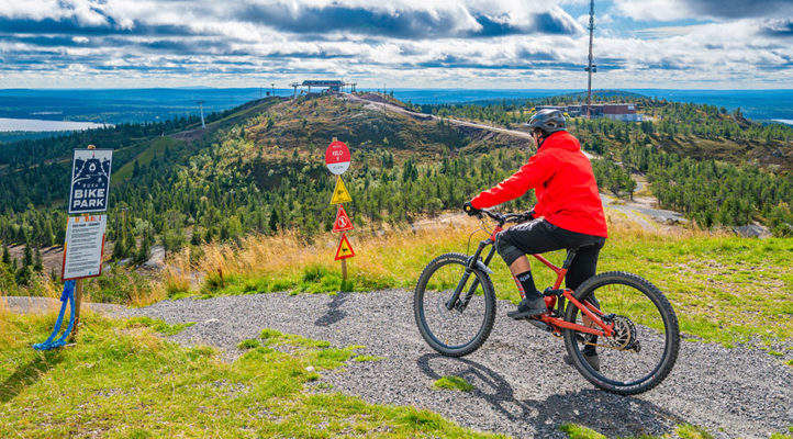 Vuoden Bike Park 2023 on Ruka. Keskuksen vahva ja kokonaisvaltainen panostus bike parkiin näkyy. Rukalla niin aloittelijat kuin konkarit löytävät mielenkiintoista ajettavaa.