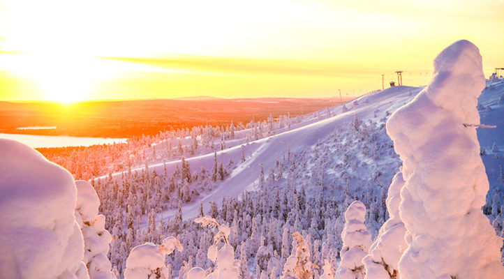 Maston alueen uusi kahdeksan hengen tuolihissi nostaa laskijat mäen päälle alle kahdessa minuuttissa.