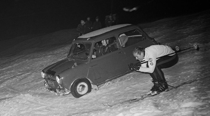 Alppilegenda Kalevi ”Häkä” Häkkinen laski talvella 1967 Hirvensalossa kilpaa rallikuski Rauno Aaltosen Mini Cooperia vastaan. Legendan mukaan Aaltosen Mini voitti hiuksenhienosti. Kuva: Museovirasto