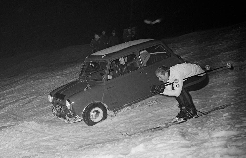 Alppilegenda Kalevi ”Häkä” Häkkinen laski talvella 1967 Hirvensalossa kilpaa rallikuski Rauno Aaltosen Mini Cooperia vastaan. Legendan mukaan Aaltosen Mini voitti hiuksenhienosti. Kuva: Museovirasto