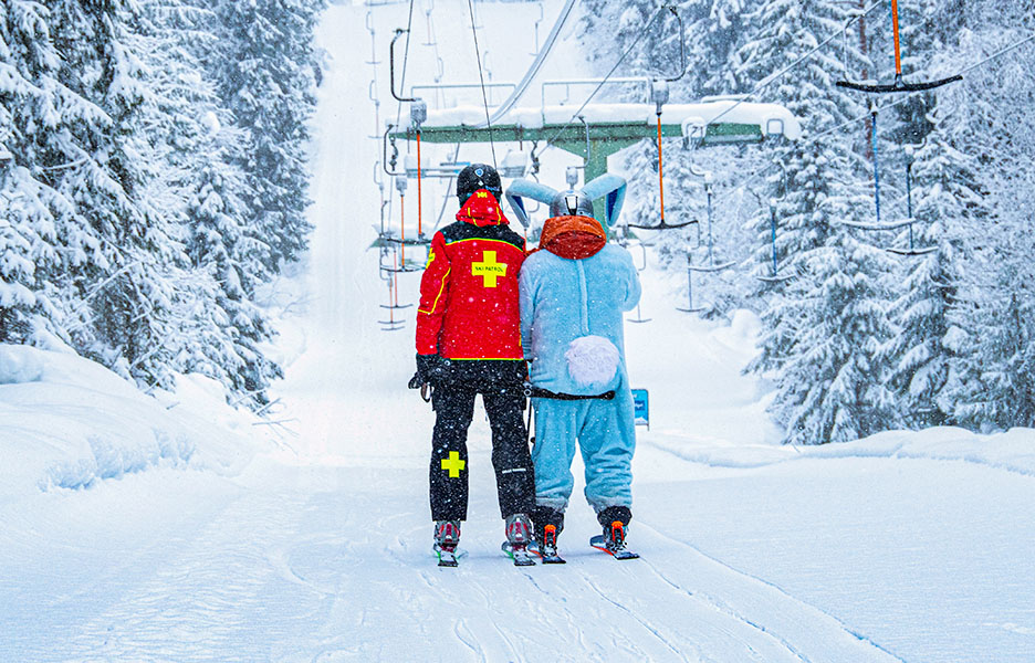 Temppuilu, pelleily tai kikkailu ei kuulu hiihtohissiin, eikä hissikapulaa tule vedättää hissilinjalta sivuun. Hiihtokeskusten ski patrolit valvovat tehostetusti hissikäyttäytymistä 5.–11.2.2024 sekä 28.3.–1.4.2024.