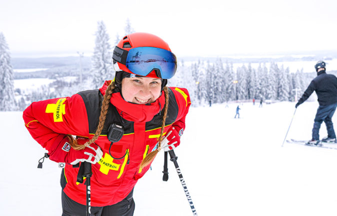 ”Kaikkien kanssa ei voi olla kaveri, mutta kaikkien kanssa on tultava toimeen. Eriävät näkemykset selviävät puhumalla”, Riihivuoren ski patrol Kaisa Miettunen muistuttaa. Kuva: Kalle Jokinen