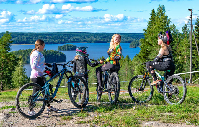 Ellivuori bike park on tunnettu järvimaisemasta ja metsäisistä enduro-reiteistä.
