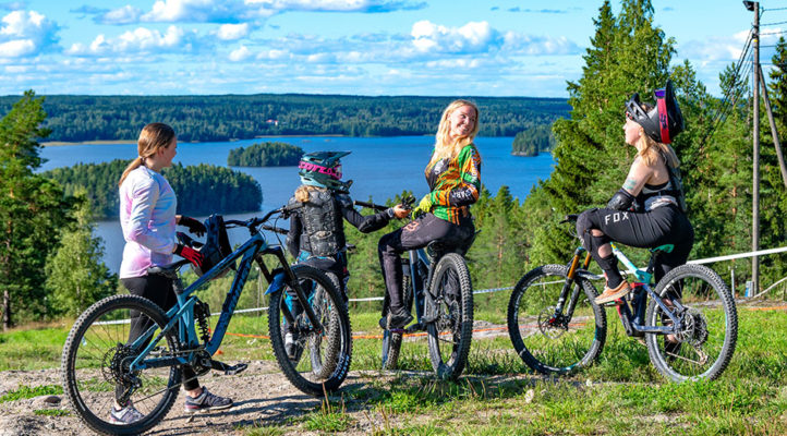 Ellivuori bike park on tunnettu järvimaisemasta ja metsäisistä enduro-reiteistä.