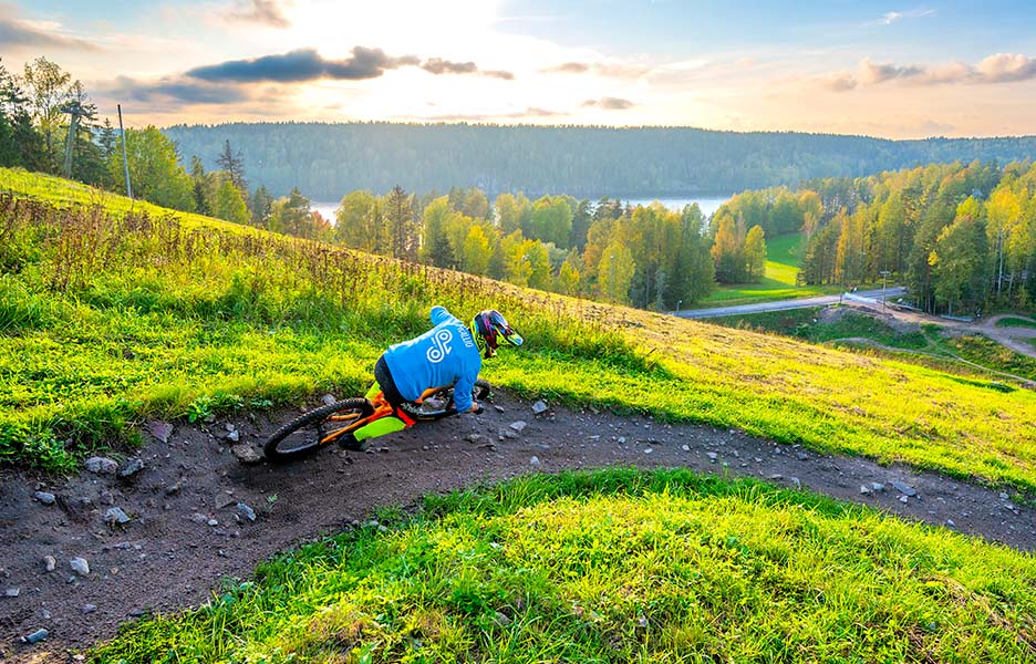 Nuuksio Bike Parkin valtit: upea luonto ja sijainti lähellä pääkaupunkia.