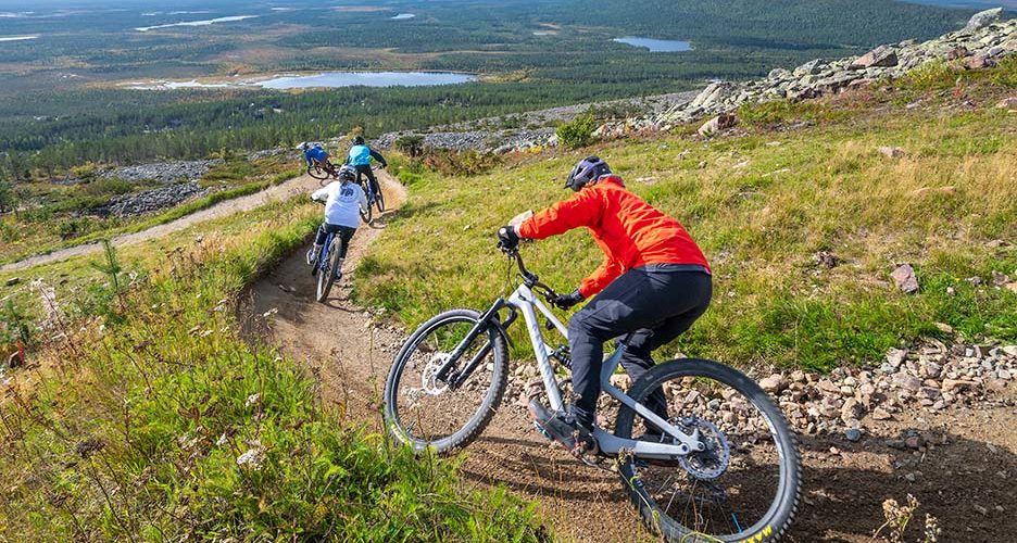 Levillä on jo vuosia pyöräilty myös alamäkeen. Kesällä 2024 tunturissa alkaa kehitysprojekti, jonka tarkoitus on nostaa Levin maastopyöräilytarjonta uudelle tasolle.