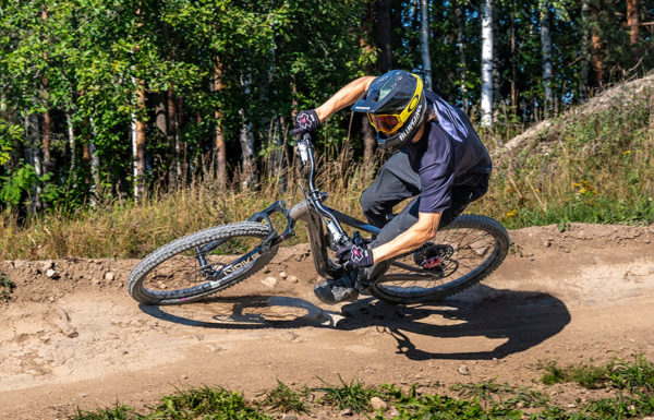 Suomen yksi kaikkien aikojen menstyneimmistä pyöräilijöistä, Matti Lehikoinen, kertoo ajovinkit poluille ja alamäkeen. Matin pyörä on Ghost Path Riot Fullparty.