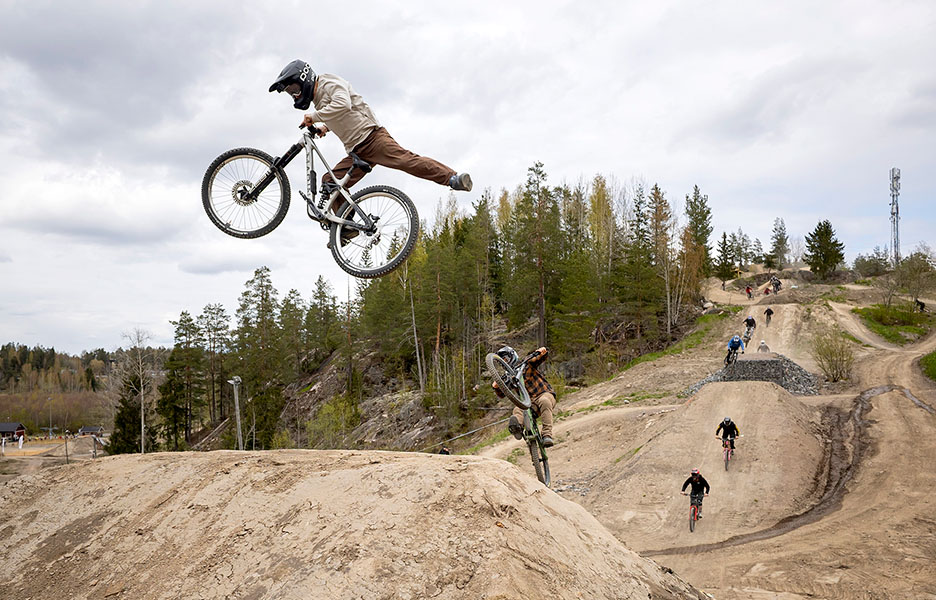 Tornari Bikepark kehittyy uusien yrittäjien johdolla entistä monipuolisemmaksi. Silti keskus on yhä etenkin osaavien kuskien suosiossa ja musta reitti on edelleen oikeasti musta.